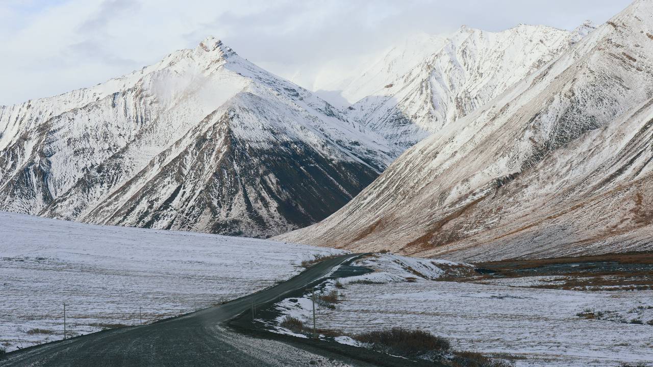 A estrada no Alasca percorre 666 km através do ártico; com gelo e lama, a Dalton Highway é a rota isolada que exige coragem dos caminhoneiros