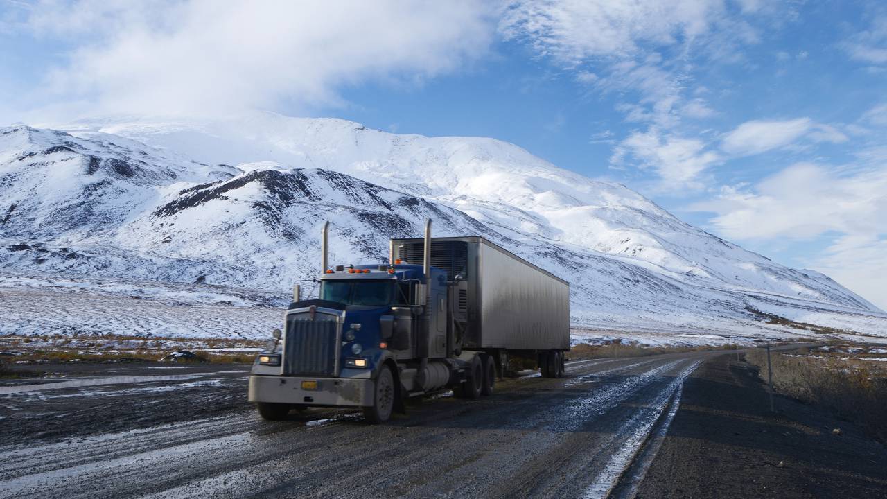Dalton Highway corta 666 km do Ártico do Alasca entre gelo lama e isolamento