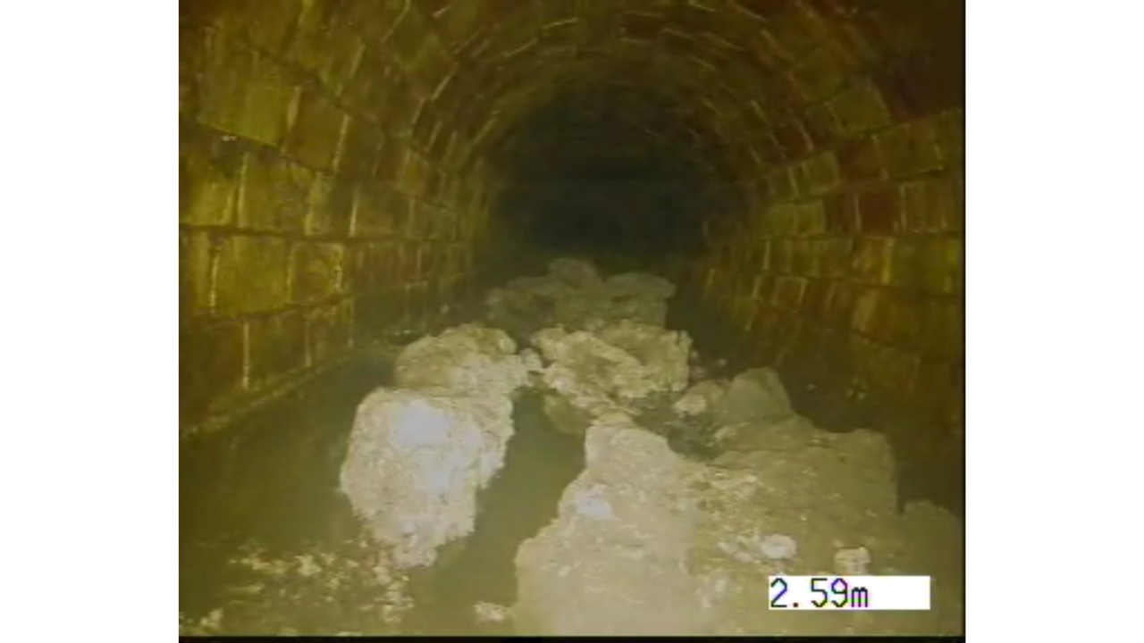 Mais longo que 8 ônibus e pesando 100 toneladas: o “monstro” de gordura removido a 10 metros de profundidade diretamente do esgoto de Londres