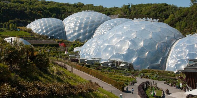 As maiores estufas do mundo foram erguidas no fundo de uma mina de argila abandonada na Inglaterra, simulando biomas inteiros com "bolhas" de plástico resistente e leve