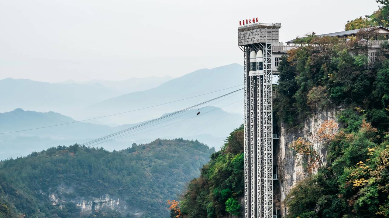 Com 326 metros de altura e paredes de vidro, o elevador Bailong, na China, tornou-se o elevador externo mais alto do mundo em meio às montanhas