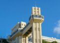 Inaugurado em 1873, esse elevador transporta mais de 28 mil pessoas por dia ligando dois níveis de Salvador