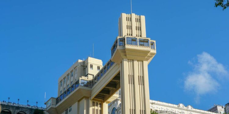 O Elevador Lacerda vence 72 metros e liga Cidade Alta e Cidade Baixa em 30 segundos no coração de Salvador