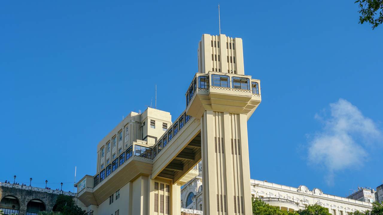 O Elevador Lacerda vence 72 metros e liga Cidade Alta e Cidade Baixa em 30 segundos no coração de Salvador
