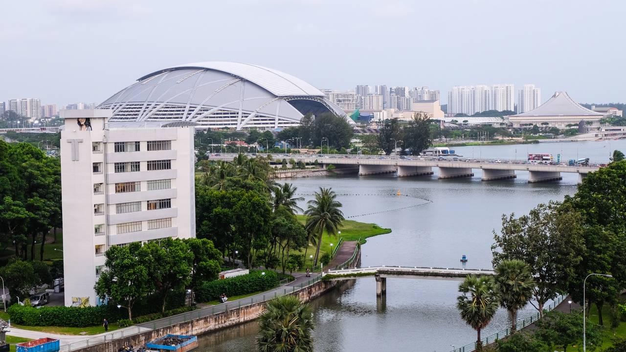 Com a maior cúpula retrátil do mundo e 55 mil assentos, o estádio nacional de Singapura tornou-se o complexo esportivo mais avançado do planeta