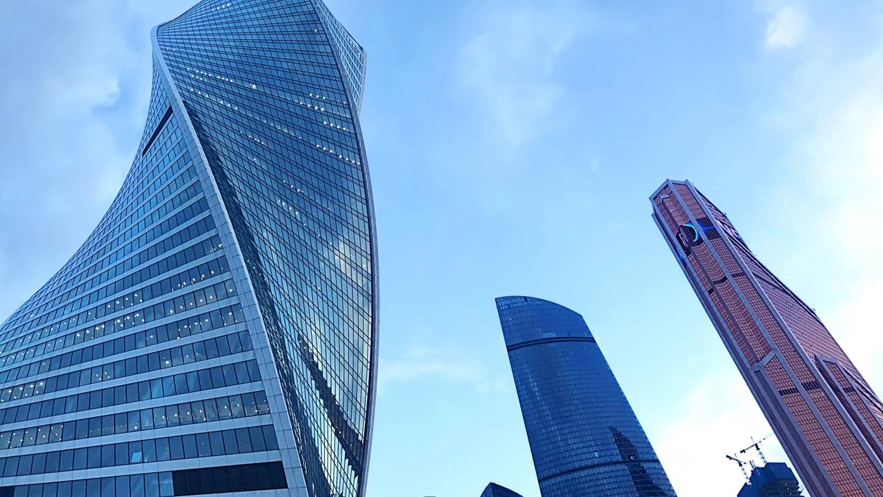 Com uma torção de 156 graus em seus 246 metros de altura, a torre virou um dos arranha-céus mais inovadores e icônicos de todo o mundo