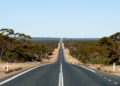 A rodovia Eyre Highway na Austrália, possui a maior reta do país e são 146 km de asfalto sem nenhuma curva, cruzando o isolado deserto de Nullarbor