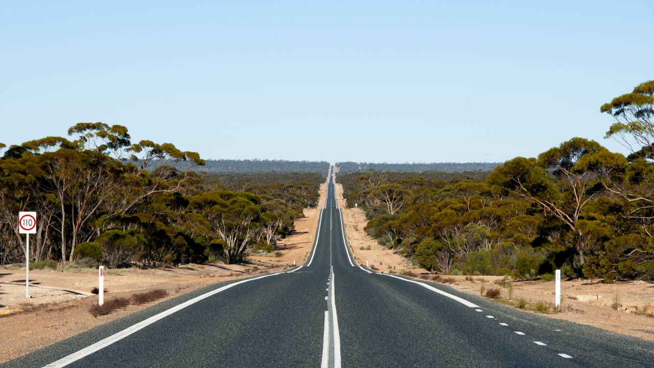 A rodovia Eyre Highway na Austrália, possui a maior reta do país e são 146 km de asfalto sem nenhuma curva, cruzando o isolado deserto de Nullarbor