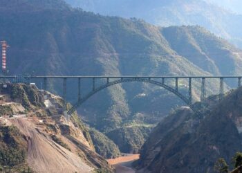 Mais alta que a Torre Eiffel, essa ponte de 28 mil toneladas resiste a terremotos e ventos de 260 km/h