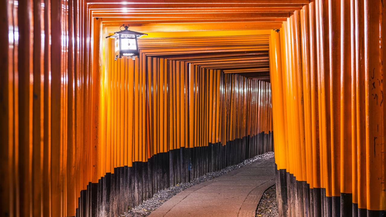 Com milhares de portais torii vermelhos que serpenteiam a montanha, o santuário de 711 tornou-se o caminho espiritual mais visitado de todo o Japão