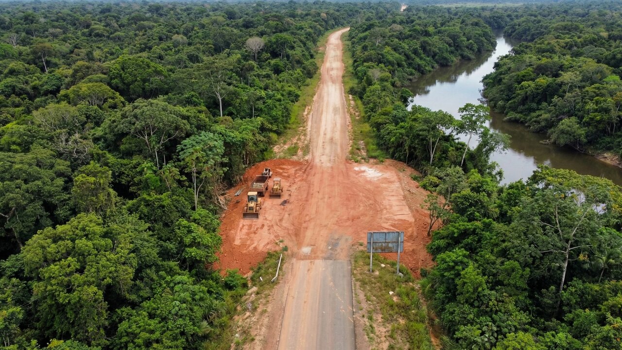 Com 93 anos de obras e 110 km de lama no trecho norte, a rodovia BR-156 é a construção mais antiga em andamento no Brasil e isola o Amapá