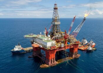 Com peso de 52 mil toneladas e operando a 1.800m de profundidade, a plataforma virou um gigante da extração de petróleo no Brasil