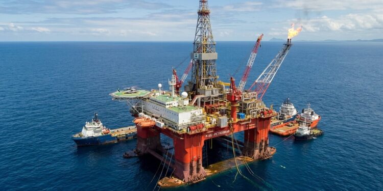 Com peso de 52 mil toneladas e operando a 1.800m de profundidade, a plataforma virou um gigante da extração de petróleo no Brasil