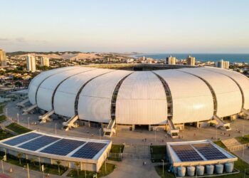 Com suas pétalas metálicas inspiradas nas dunas de areia, a arena virou um ícone de arquitetura e sustentabilidade em Natal