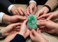 Esqueça os diamantes: Saiba por que esta pedra verde supera o valor do ouro na China e virou símbolo de poder
