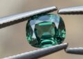 Não é esmeralda nem rubi: conheça a pedra que muda de cor com a luz, vale uma fortuna e é o sonho dos joalheiros