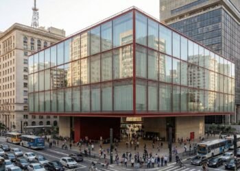 Com sua fachada de vidro e estrutura que "flutua" a 15m do chão, o prédio virou um novo marco cultural e arquitetônico da Avenida Paulista