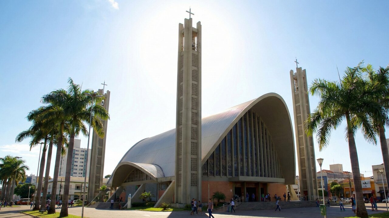 Com suas torres de 50 metros de altura e estilo modernista, a basílica de 1968 tornou-se o maior monumento religioso e o coração espiritual de Cuiabá