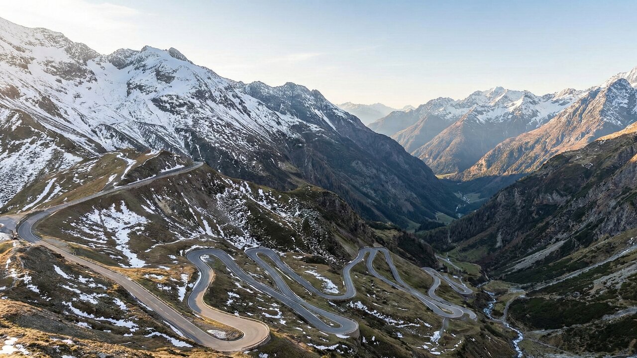 A estrada italiana sobe a 2.757m de altitude; com suas 48 curvas numeradas, o Passo Stelvio é um dos asfaltos mais altos e icônicos da Europa