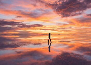 O espelho do céu: o lugar na Bolívia onde o deserto de sal vira um espelho e você caminha sobre as nuvens