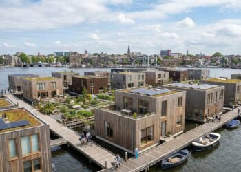 À prova de enchentes, esta aldeia flutuante na Holanda sobe com o nível do mar e gera sua própria energia
