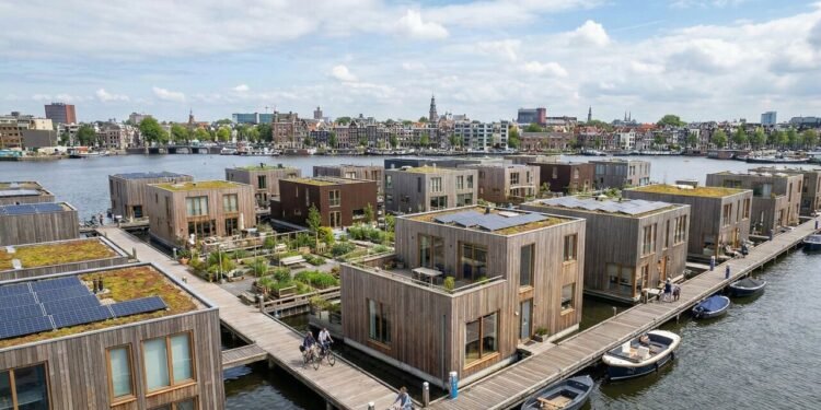 À prova de enchentes, esta aldeia flutuante na Holanda sobe com o nível do mar e gera sua própria energia