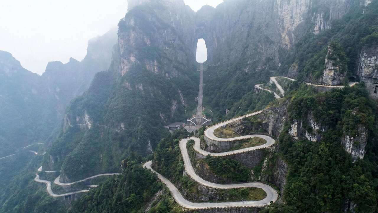 A estrada chinesa sobe a 1.100m em 11 km; com suas 99 curvas fechadas, a Tianmen Mountain Road é uma das mais sinuosas do mundo