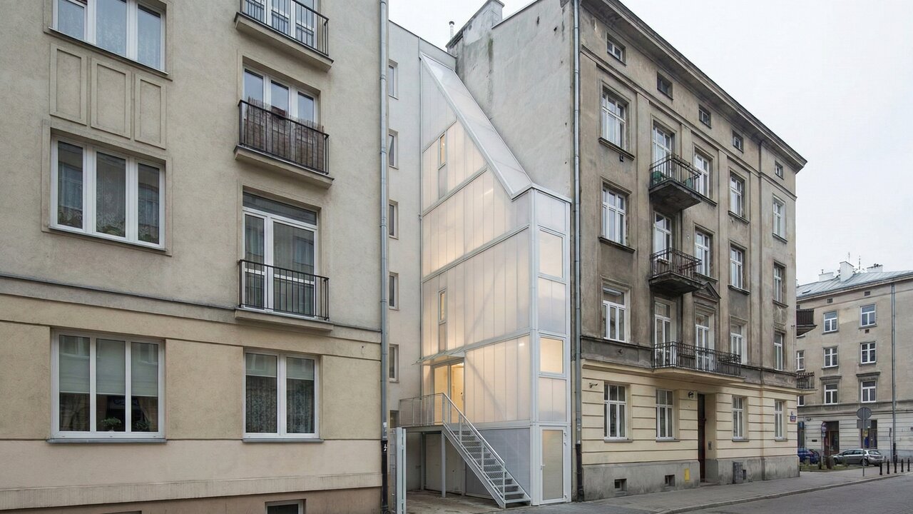 Com apenas 122 cm de largura, a Keret House na Polônia é a casa mais estreita do mundo e fica espremida entre dois prédios em uma fenda urbana