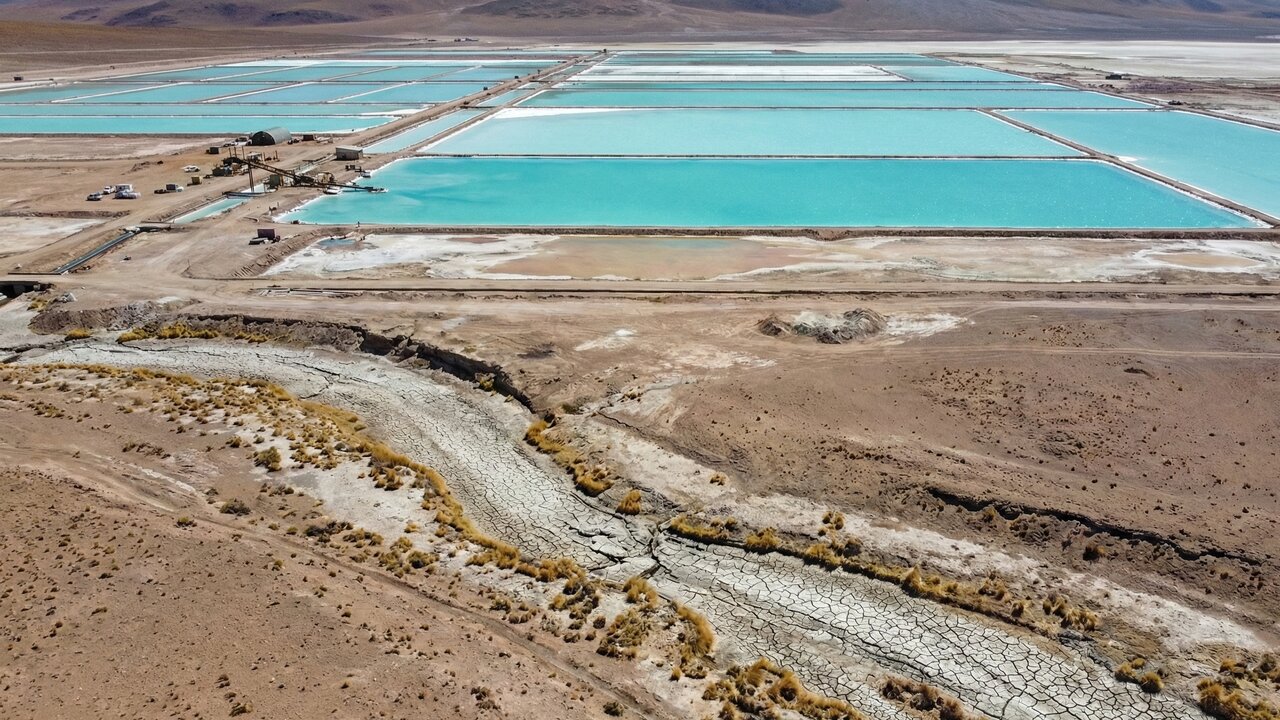 Esqueça o petróleo e o carvão pois este metal branco move os carros elétricos e gasta milhões de litros de água sendo o motor da era verde