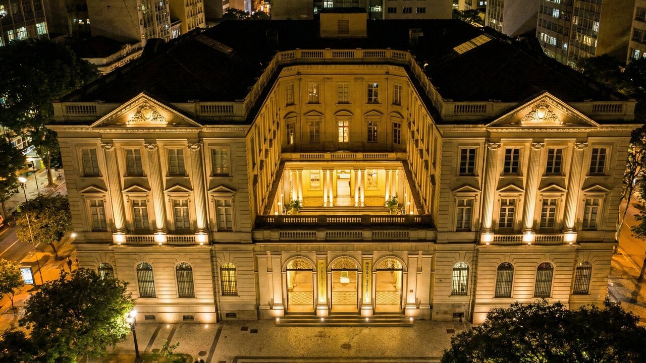 Com seu pátio iluminado e arquitetura neoclássica, a estrutura virou um dos centros culturais mais importantes e bonitos do Brasil