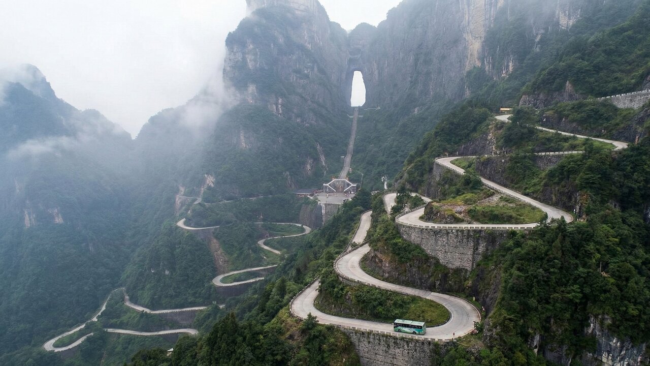 A estrada chinesa sobe 1.100 metros com 99 curvas fechadas; a Tianmen Mountain Road desafia motoristas em um dos trajetos mais íngremes do mundo