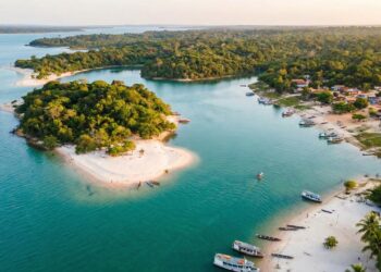 Esqueça o litoral lotado: cidade com "praia de água doce" e areia branca conquista turistas no interior