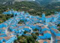 A vila azul dos Smurfs: a cidade na Espanha que foi pintada para um filme e os moradores decidiram nunca mais mudar