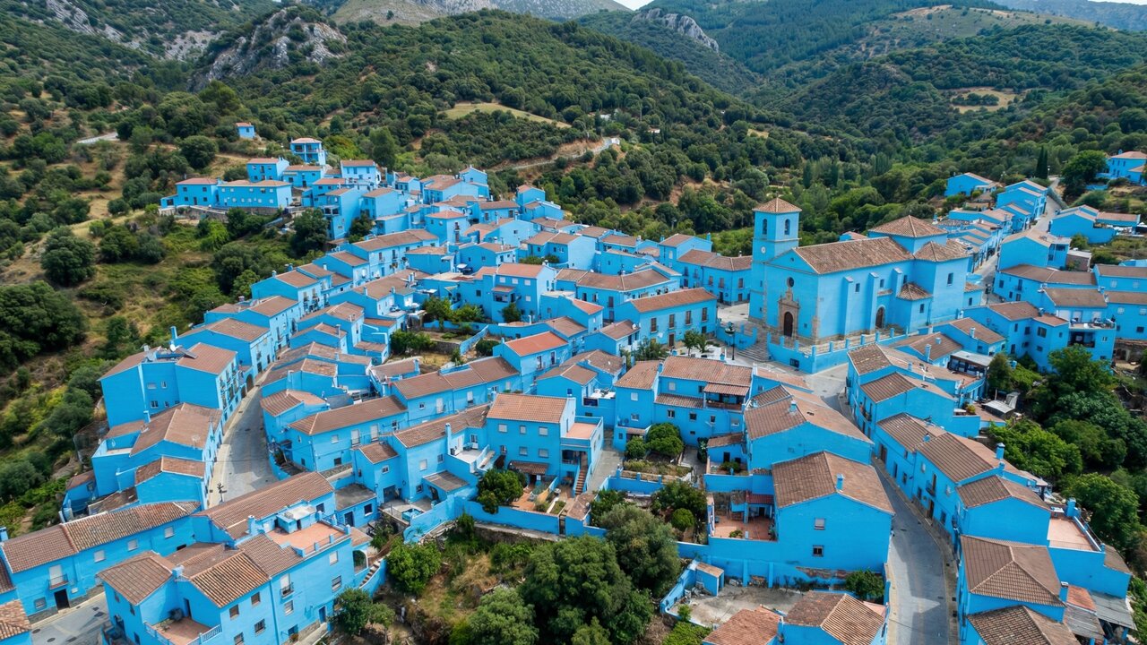 A vila azul dos Smurfs: a cidade na Espanha que foi pintada para um filme e os moradores decidiram nunca mais mudar