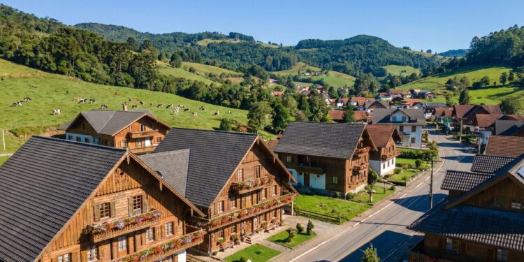 O Tirol brasileiro: a cidade catarinense fundada por austríacos que preserva a arquitetura e a cultura alpina