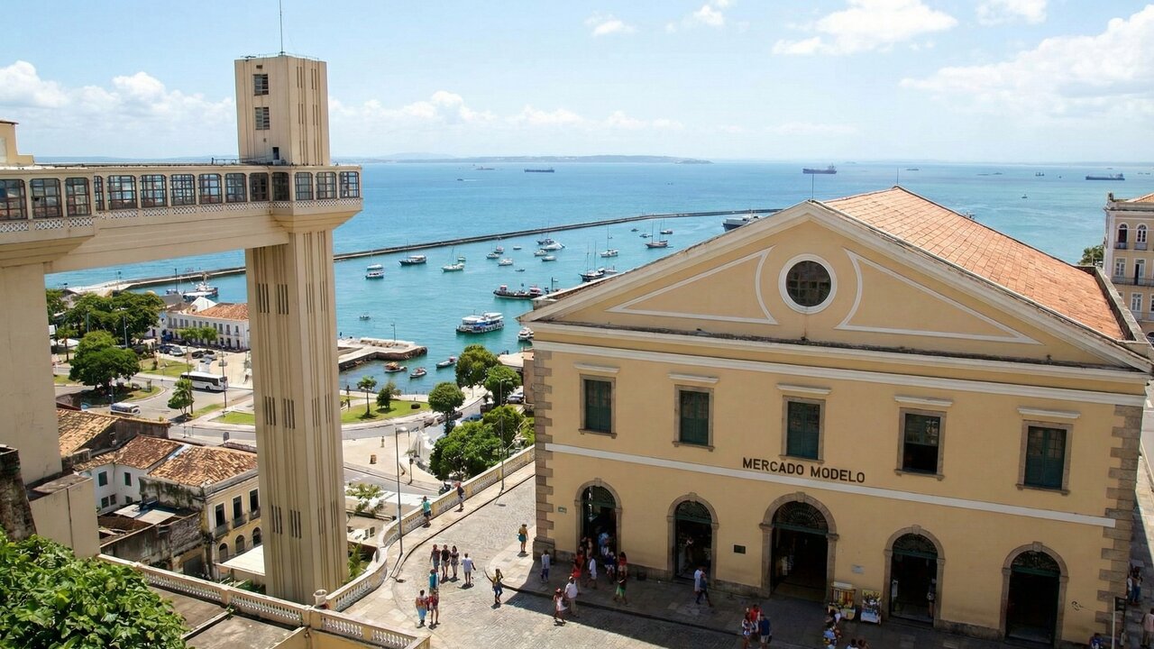 Com sua fachada de 1861 e 263 lojas de artesanato, o edifício neoclássico virou o maior símbolo turístico e comercial da Cidade Baixa em Salvador