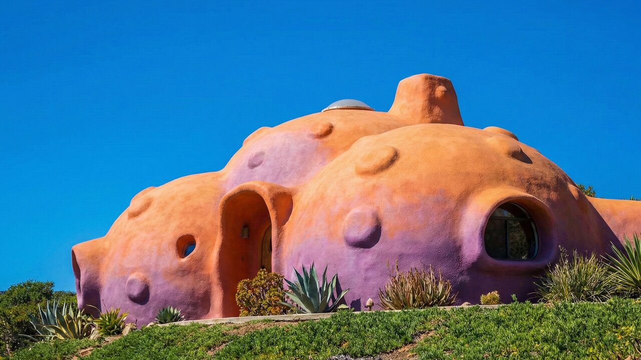 Feita inteiramente de espuma e arame, a ""Casa dos Flintstones"" não tem uma única linha reta e resiste a sismos melhor que construções tradicionais