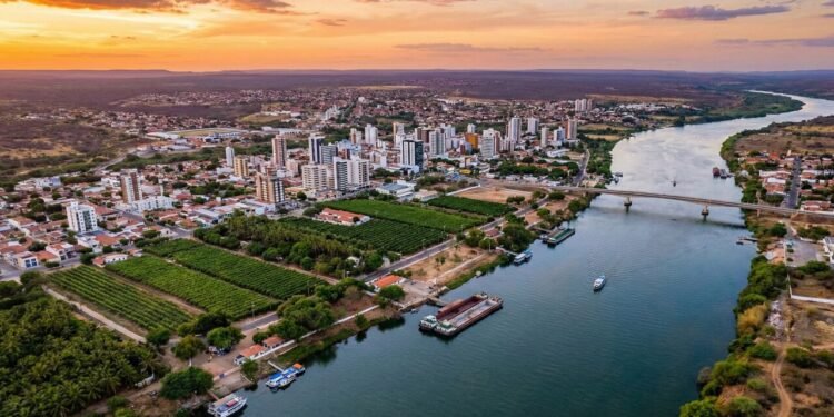 Cidade fundada em 1895 se tornou um "oásis" no sertão graças à irrigação do Rio São Francisco