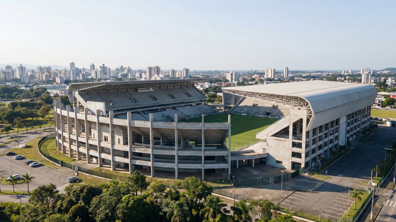 Com capacidade para 22 mil torcedores e estrutura de concreto a Arena Joinville virou o maior estádio do norte catarinense e a fortaleza do JEC