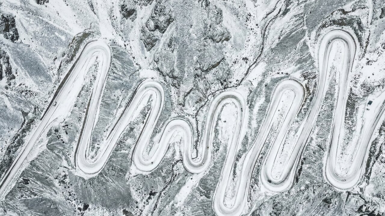 A estrada serpenteia os Andes a 3.200m de altitude; com 29 curvas fechadas, a Los Caracoles é coberta de neve e um desafio para motoristas