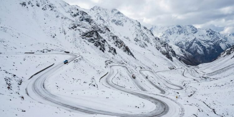 A estrada serpenteia os Andes a 3.200m de altitude; com 29 curvas fechadas, a Los Caracoles é coberta de neve e um desafio para motoristas
