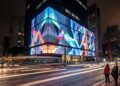 Com sua fachada piramidal e 26 mil clusters de LED, a estrutura virou a maior galeria de arte digital da América Latina na Av. Paulista.