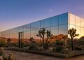 Coberta por espelhos para desaparecer na paisagem, esta "casa invisível" no deserto esconde uma piscina interna de 30 metros