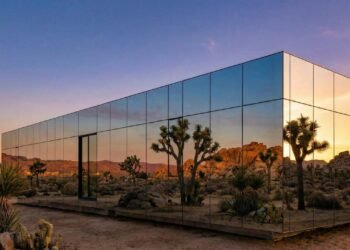 Coberta por espelhos para desaparecer na paisagem, esta "casa invisível" no deserto esconde uma piscina interna de 30 metros