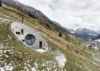 Escondida nos Alpes, esta mansão subterrânea se camufla na montanha e usa um pátio secreto para captar a luz do sol