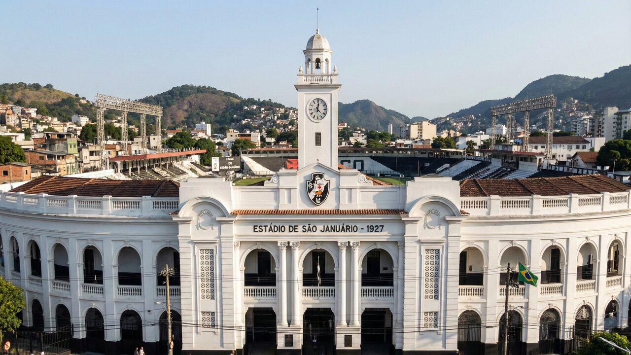 Com sua fachada histórica de 1927 e erguido pelos torcedores, o estádio virou um símbolo da luta contra o racismo no futebol