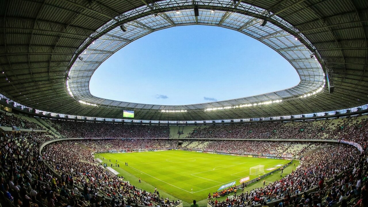 Com capacidade para 63.903 pessoas e uma cobertura que reduz o calor, a Arena Castelão de 1973 virou o maior palco do futebol e de shows no Ceará