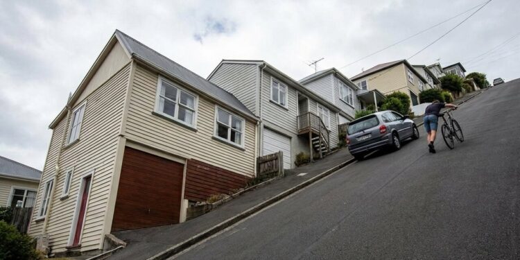 Com inclinação absurda, A Rua Baldwin na Nova Zelândia sobe 47 metros em apenas 160 metros de extensão horizontal