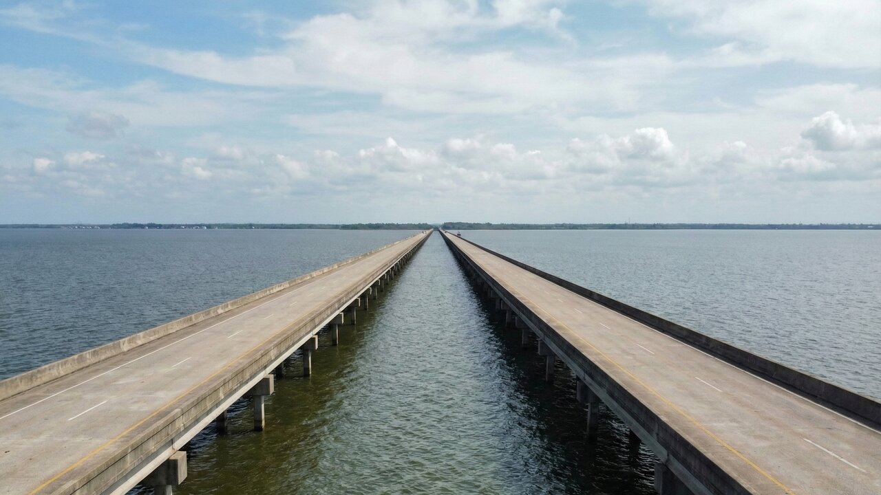 Com seus 38,4 km sobre a água, a ponte do Lago Pontchartrain virou a maior do mundo em trecho contínuo e um marco da infraestrutura americana