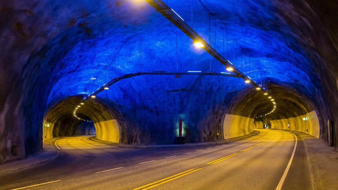 Com seus 24,5 km de extensão e cavernas com luzes coloridas, o túnel de Lærdal na Noruega é o mais longo do mundo e evita o cansaço dos motoristas